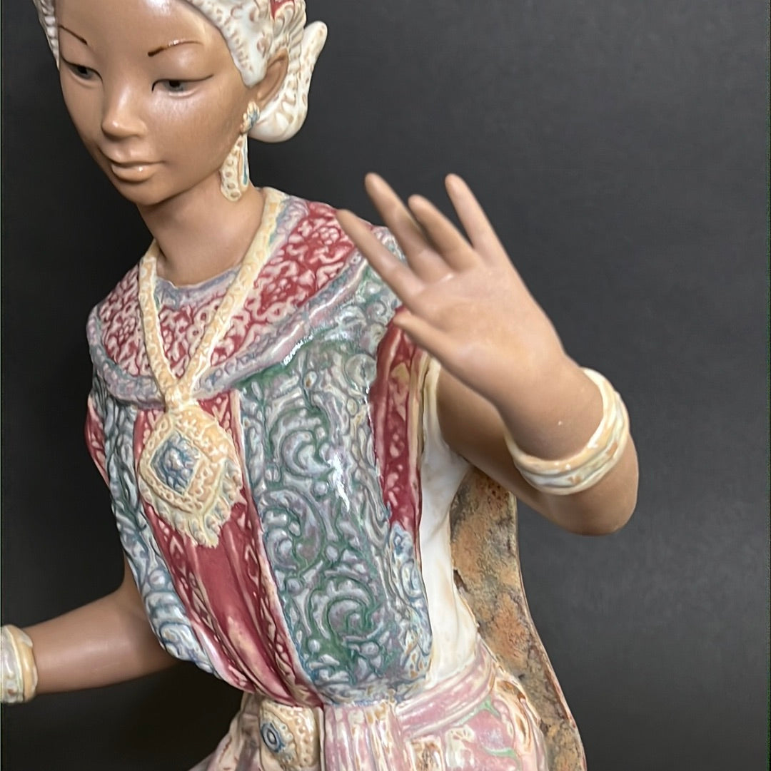 Lladro Thai Girl Kneeling