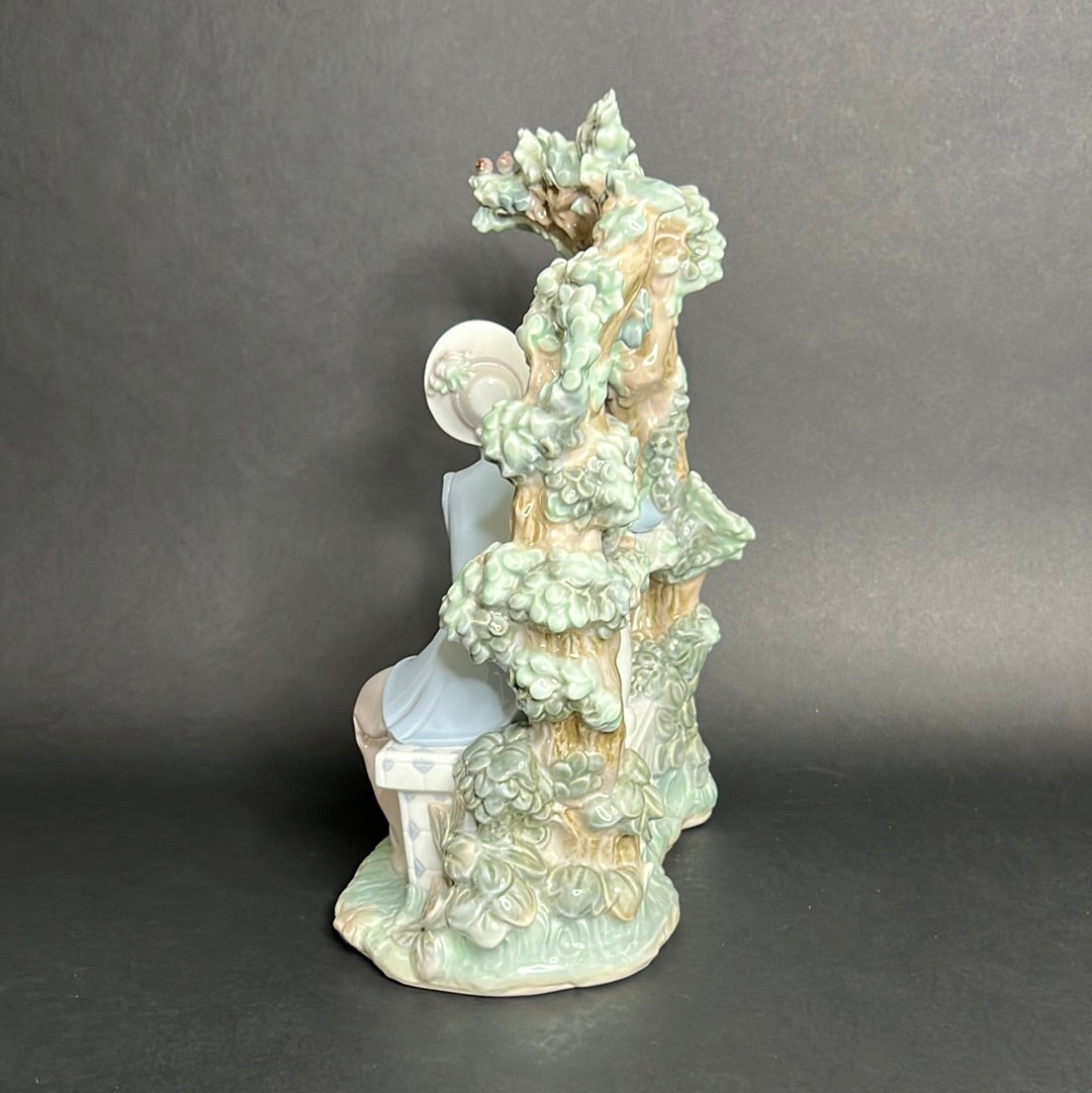Lladro Damita Atenta De