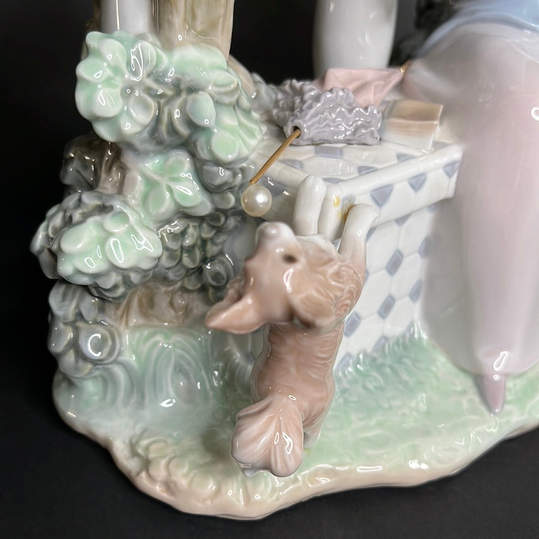 Lladro Damita Atenta De