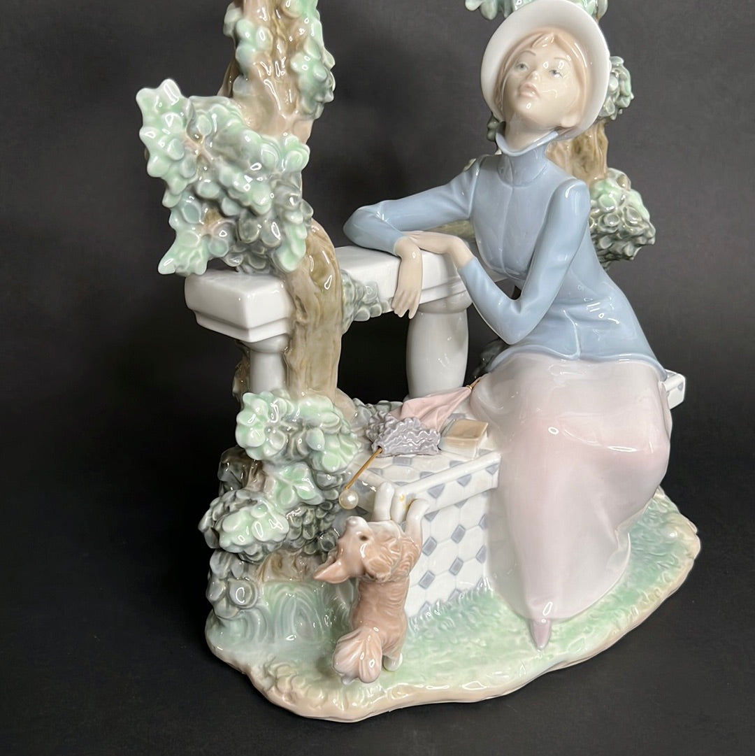 Lladro Damita Atenta De