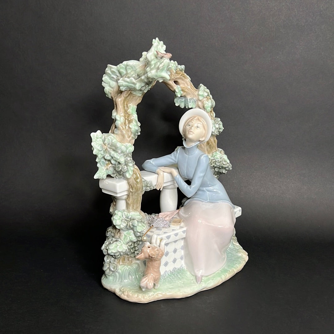 Lladro Damita Atenta De