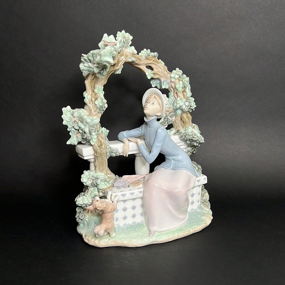 Lladro Damita Atenta De