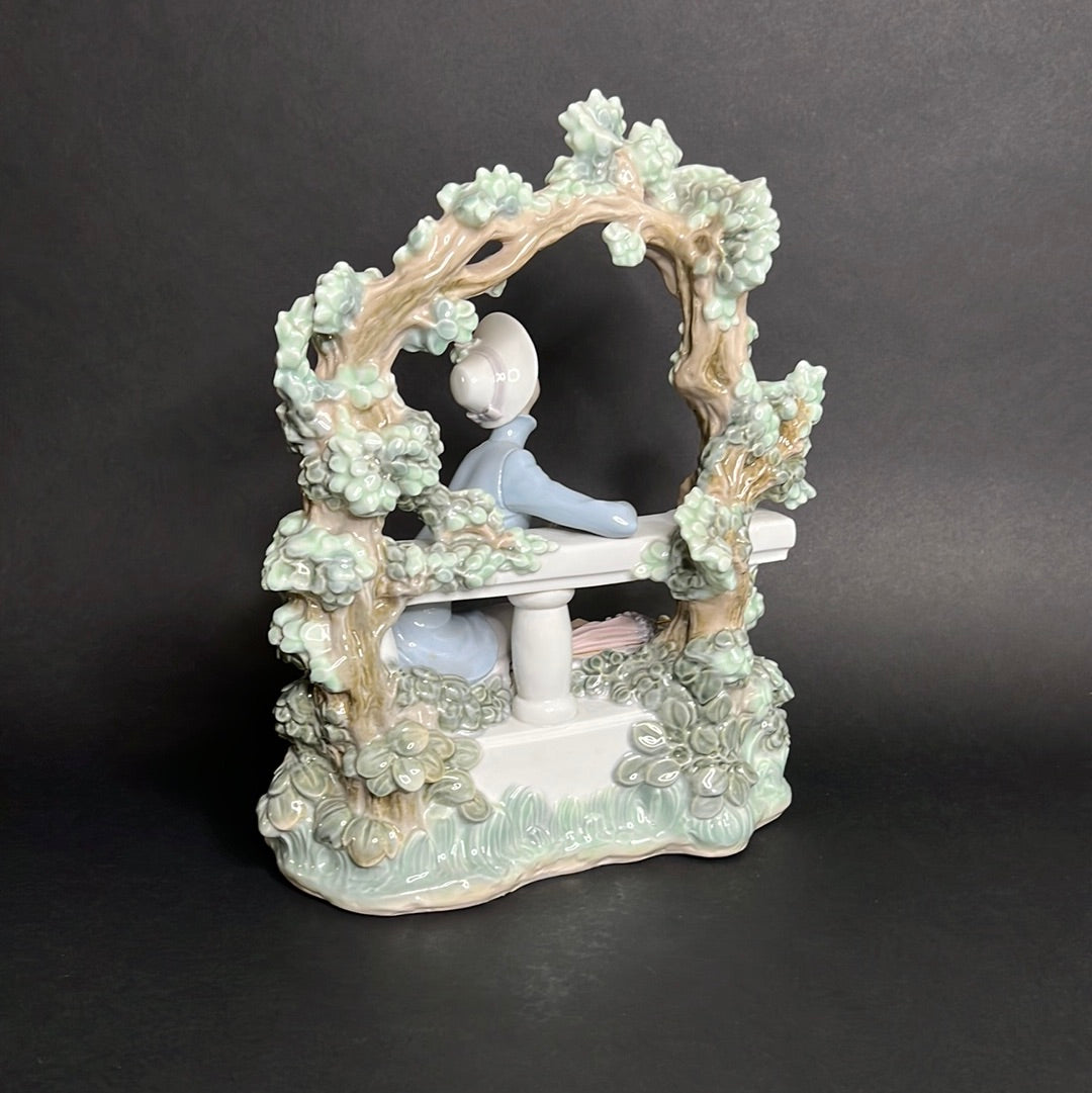 Lladro Damita Atenta De