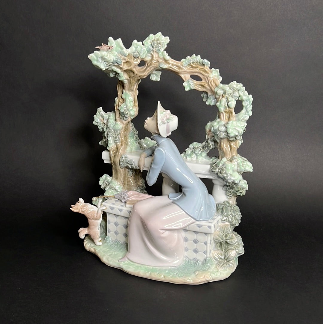 Lladro Damita Atenta De